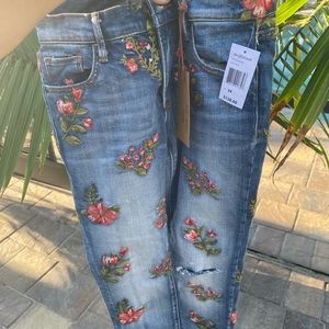 Driftwood floral distressed jeans ! 🌹